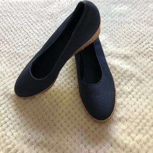 🎄 Deacon navy blue shoes, closed toe wedge SZ  8 1/2